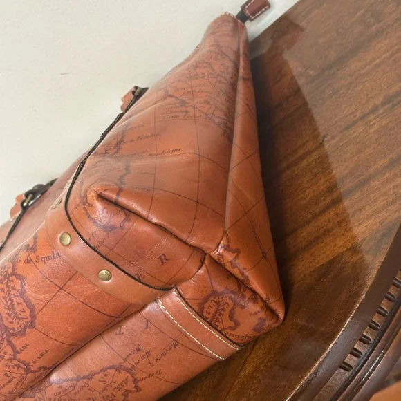 NWOT - Patricia Nash Large Leather Tote in Signature Map Print w/Dust Bag - Picture 8 of 9